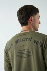 Remera de manga larga de algodón con cuello redondo y estampado artístico frontal. Diseño de corte estándar.