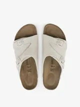 Sandalias Birkenstock Zurich color blanco hueso, con dos correas ajustables con hebilla y plantilla anatómica de corcho y látex.
