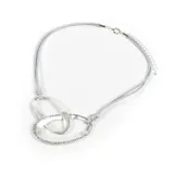 Collar con cordón doble color gris, dije con dos aros entrelazados plateados, uno liso y otro con strass.