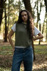 Chaleco tejido corto color verde oliva, con cuello amplio y sisas amplias.