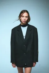 Saco sastrero oversize negro con bolsillos delanteros, forro de tafeta a tono y bordado en la tapa del bolsillo.