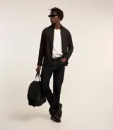 Camisa de vestir marrón oscuro, corte slim, de manga larga y cuello camisero.