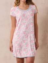 Camisón corto de tejido suave estampado, con cuello redondo y mangas cortas.