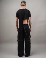 Remera corta negra de mangas cortas con corte irregular en el ruedo.
