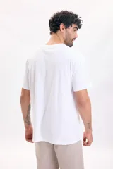 Remera blanca de manga corta y corte holgado, con cuello redondo y estampa pequeña en el pecho con la inscripción "Portofino".