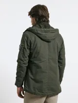Campera de abrigo estilo parka, color verde militar, con capucha desmontable, cierre frontal con botones y múltiples bolsillos funcionales en pecho, cintura y manga.