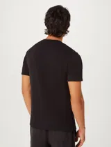 Camiseta azul con cuello henley y tapeta de tres botones.