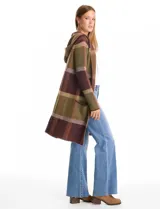 Cardigan abierto de punto con capucha integrada, diseño de cuadros en tonos verde y marrón, manga larga con hombros caídos y dos bolsillos frontales.