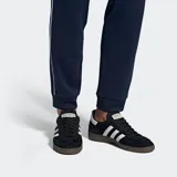 Championes Adidas Handball Spezial, color negro con las tres tiras blancas y suela de goma marrón.