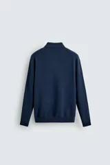 Polo de punto de corte regular fit, confeccionado en una mezcla de lana y cashmere. Presenta cuello solapa con cierre frontal de dos botones, manga larga y terminaciones en rib.