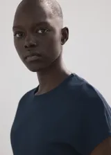 Camiseta básica de manga corta y cuello redondo, de corte recto y tejido fino de mezcla de algodón y modal.