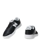 Championes urbanos New Balance de estilo court, color negro con detalles en blanco. Presentan el logo 'N' en el lateral, puntera perforada y suela de goma blanca.