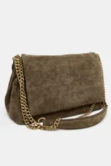 Bolso de hombro confeccionado en piel de ante, con diseño estructurado y solapa frontal con cierre imantado. Presenta pespuntes decorativos en el cuerpo y una correa combinada de cadena metálica dorada y piel.