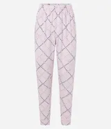 Pijama largo de fleece color rosa claro con estampado de corazones. Incluye un buzo de manga larga con cuello redondo y un pantalón largo con cintura elástica.