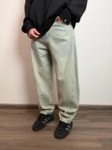 Pantalón jean de corte balloon, color celeste claro con efecto acid wash, con volumen en la parte superior y caída relajada.