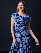 Vestido midi de gasa con estampado floral azul sobre fondo negro, torso drapeado y forro interno a tono.