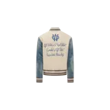 Campera bomber Off-White tipo varsity de cuerpo beige con mangas de denim azul. Presenta cierre frontal con broches a presión, bolsillos ribeteados y cuello, puños y dobladillo de punto elástico a rayas. Cuenta con el logotipo bordado en el pecho.