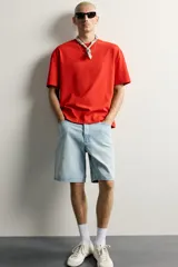 Camiseta relaxed fit de algodón color rojo, con cuello redondo y manga corta.
