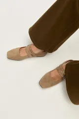 Ballerinas de cuero color camel con diseño de doble tira con hebillas metálicas y punta cuadrada.