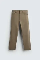 Pantalón de corte recto confeccionado en tejido de algodón con elasticidad. Presenta diseño de cinco bolsillos, cierre frontal con cremallera y botón.