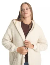 Cardigan de textura tipo corderito, color blanco, con diseño abierto sin botones, capucha amplia y mangas largas con puños de rib elástico. Cuenta con bolsillos delanteros de corte diagonal.