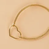 Pulsera de malla metálica con dije central en forma de corazón, elaborada en oro 18k.