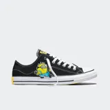 Championes Converse Chuck Taylor All Star edición especial Minions, de lona negra con cordones blancos, puntera de goma blanca y estampado de un Minion en el lateral.