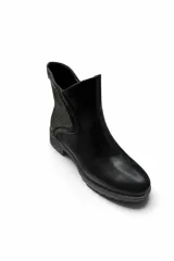 Botas cortas de cuero sintético color marrón, con suela track negra y detalle de textura símil cocodrilo en el lateral.