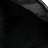 Bolso tipo morral de la marca Caterpillar, con diseño urbano y funcional. Presenta un estampado geométrico en tonos oscuros, compartimento principal con cierre, bolsillo frontal con cremallera, bolsillo trasero con velcro y correa ajustable para el hombro. Incluye logo de la marca en la parte superior y etiqueta lateral.