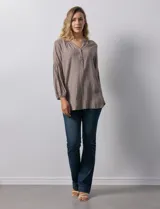 Blusa de gasa estampada marca Grand & Green. Tiene cuello a la base, escote en V y abertura con botones.