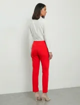 Pantalón sastrero de corte slim, color blanco, con pretina anatómica y panel interno modelador. Presenta bolsillos laterales tipo ojal, bolsillos traseros simulados y nervadura vertical marcada en el frente.