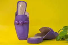 Mocasín descalzo color rosa con estampado de serpiente, 100% cuero, con aplique al tono.