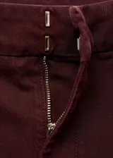 Pantalón de jean corte wide leg, tiro alto, con cierre de gancho y cremallera, trabillas en la cintura y bolsillos traseros.