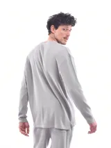 Buzo gris oscuro de tejido waffle con cuello redondo y mangas largas.