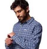 Camisa de franela de manga larga Columbia modelo Cornell Woods, color azul con patrón de cuadros, cierre frontal de botones y un bolsillo en el pecho.