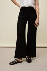 Pantalón de denim azul oscuro, de corte recto y tiro alto, con bolsillos delanteros aplicados y detalle de costura visible.