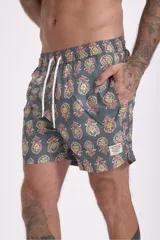 Short de baño con estampado abstracto multicolor en tonos rosados, celestes y verdes, con cintura elástica y cordón ajustable.