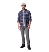Camisa de manga larga Columbia modelo Cornell Woods, confeccionada en tela de franela con patrón de cuadros en tonos azul, naranja y blanco. Presenta cuello clásico, cierre frontal con botones y un bolsillo en el pecho con cierre de botón.