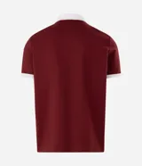 Remera polo azul marino con cuello y puños en contraste de color blanco, manga corta y cierre frontal parcial. Presenta un escudo bordado en el pecho.