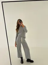 Remera gris de morley de algodón, manga larga con detalle fruncido en el hombro.