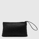 Clutch de fiesta color bronce con diseño tejido y asa de mano.