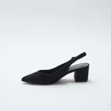 Zapatos de tacón medio y grueso color negro, con diseño destalonado, punta fina y tira ajustable con hebilla en el talón.