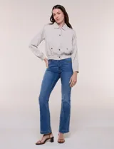 Camperita bomber de lyocell con textura suave, color azul marino, cuello camisero, cierre frontal con botones a presión, bolsillos laterales con solapa, mangas largas con puños elásticos y pretina fruncida en el ruedo.
