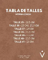 Sandalias de cuero color blanco con textura tipo reptil, plataforma marrón y hebilla metálica plateada.