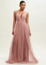Vestido largo de tul en color rosado, con escote profundo en V, tirantes finos y falda con caída fluida y tajo lateral.