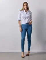Jegging azul denim de calce ajustado, con pretina elastizada, bolsillos delanteros simulados y bolsillos traseros aplicados. Marca Zac & Rachel.