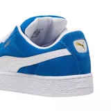 Championes Puma modelo Suede XL, color azul vibrante con detalles en blanco. Presentan un diseño clásico de gamuza con cordones anchos, suela de goma texturizada y el logo de la marca en dorado en el lateral.