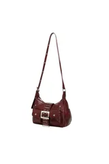 Cartera bandolera Trendy de cuero sintético color bordó, con diseño estilo cargo de múltiples bolsillos externos con solapa, hebilla metálica grande decorativa con tachas y correa larga ajustable.