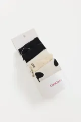 Pack de cinco pares de medias tipo soquete marca CaroCuore, con diseños variados que incluyen colores lisos, estampados de corazones y detalles moteados.