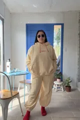 Pantalón deportivo de tiro alto con puños elásticos en los tobillos y bolsillos laterales.